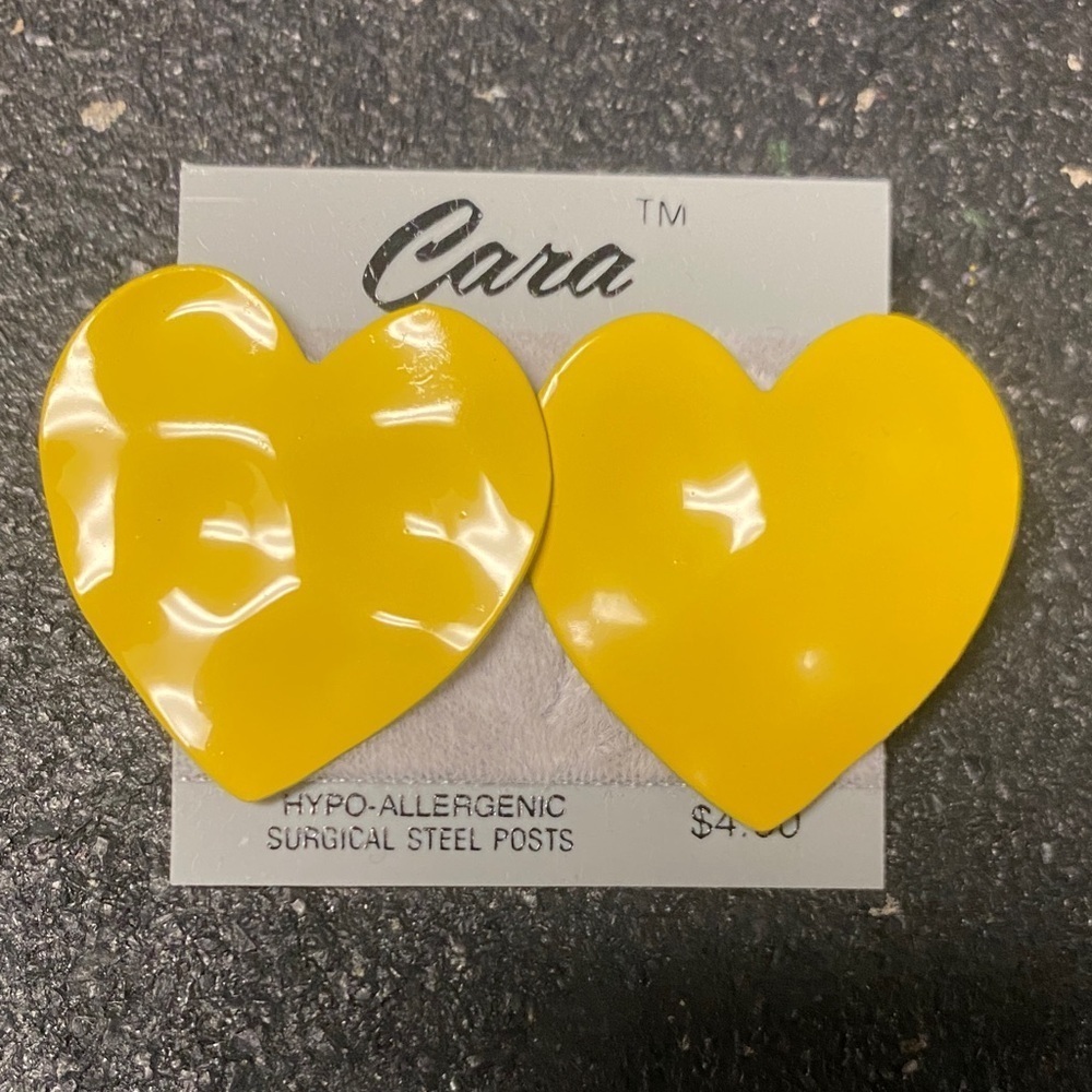 Cara 90s Yellow Heart Earrings